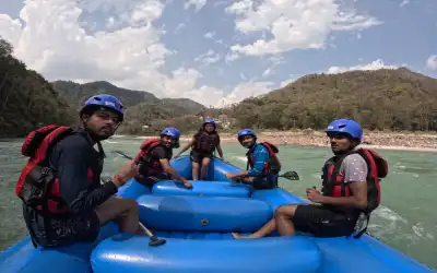 Group enjoying 16 KM rafting from Shivpuri to Nim Beach