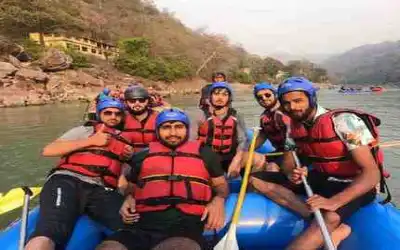 Group of friends taking a picture during Shivpuri to Nim Beach rafting