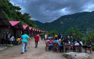 Best camp in Rishikesh with outdoor dining and mountain views