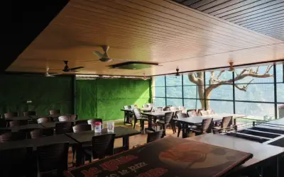 Luxury camps in Rishikesh Shivpuri with comfortable dining area